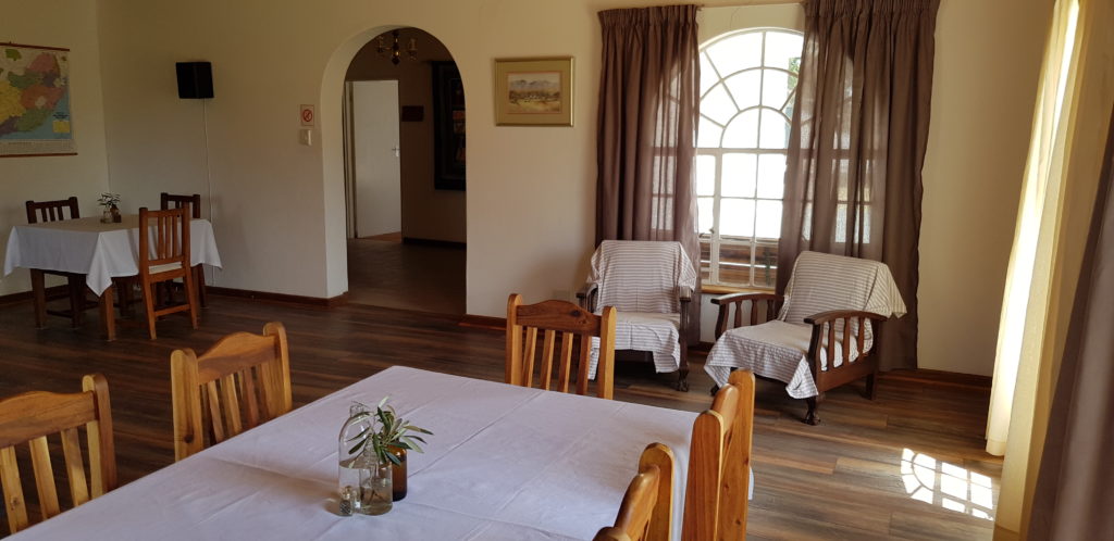 LOUNGE & DINING AREA